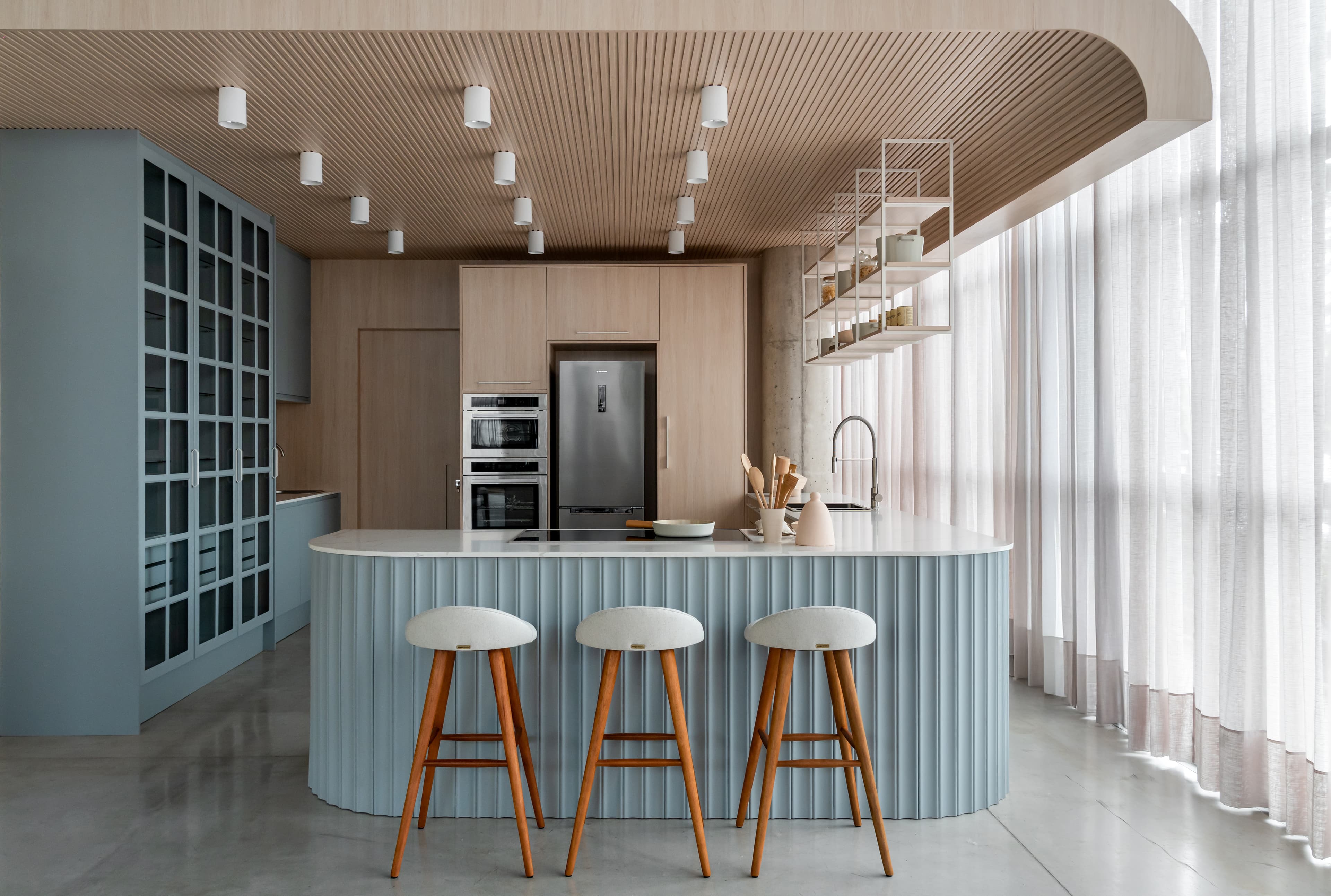 Projeto residência Moema — cozinha e closet planejados por Arq. Ana Lima